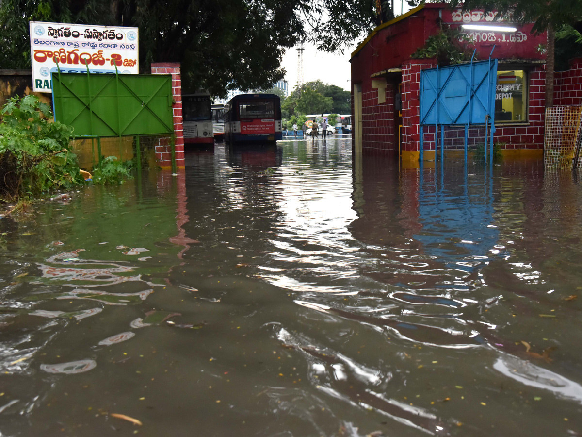 Heavy Rain in Hyderabad Photo Gallery - Sakshi19