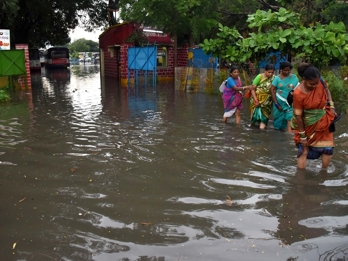 Heavy Rain in Hyderabad Photo Gallery - Sakshi22