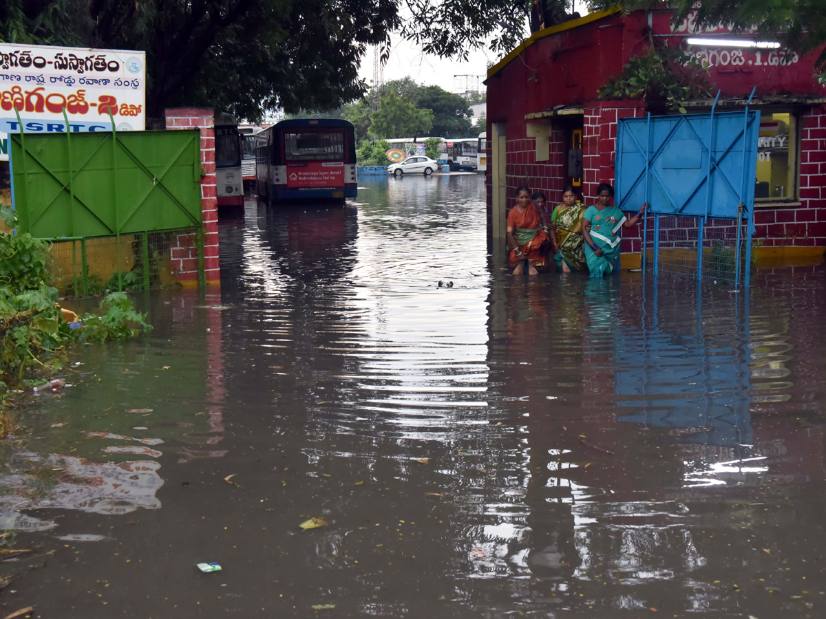 Heavy Rain in Hyderabad Photo Gallery - Sakshi25