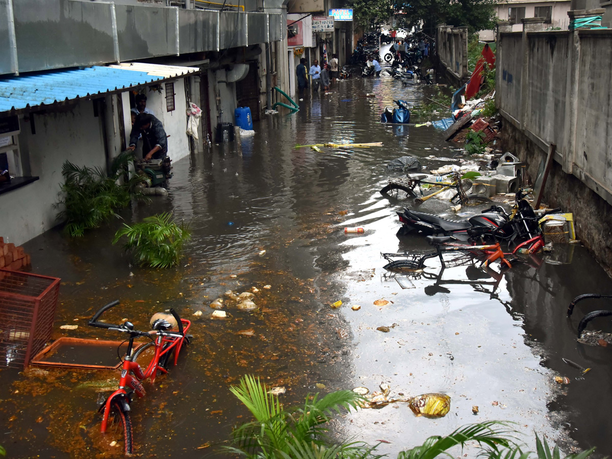 Heavy Rain in Hyderabad Photo Gallery - Sakshi32