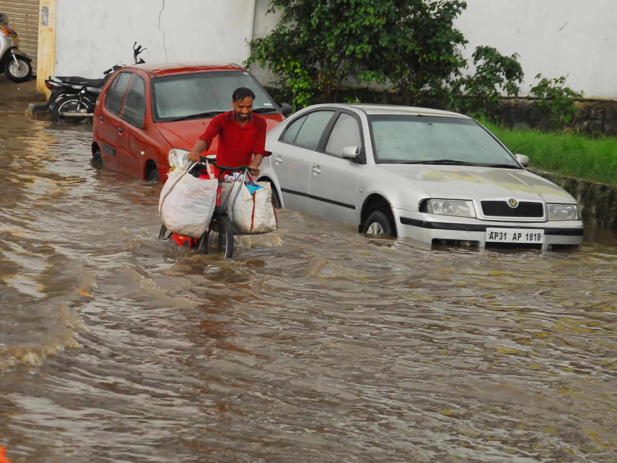 Heavy Rain in Hyderabad Photo Gallery - Sakshi39