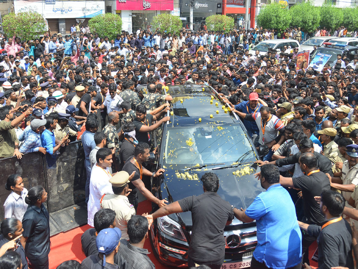Mahesh Babu Launches Jewellers Showroom At Vijayawada Photo Galelry - Sakshi8
