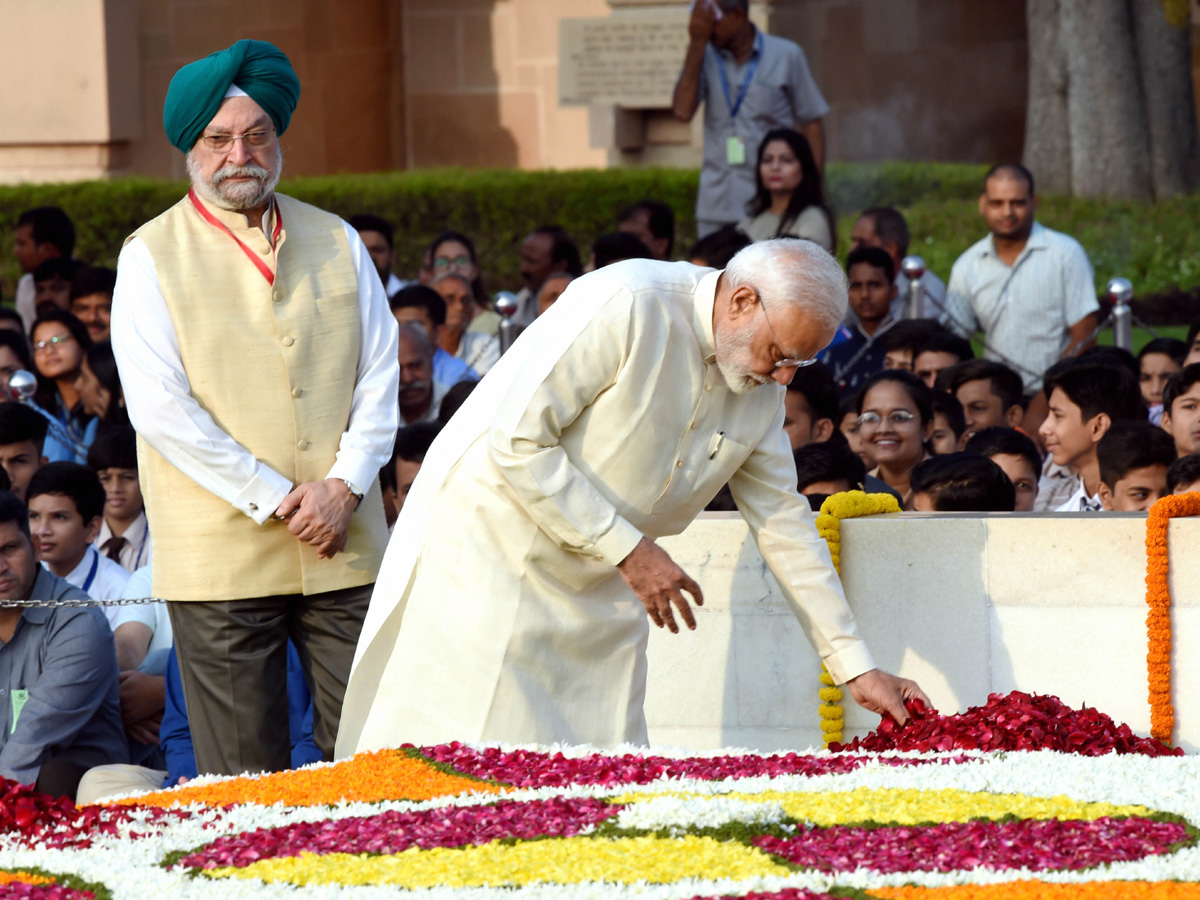 Leaders pays tribute mahatma gandhi Photo Gallery - Sakshi11