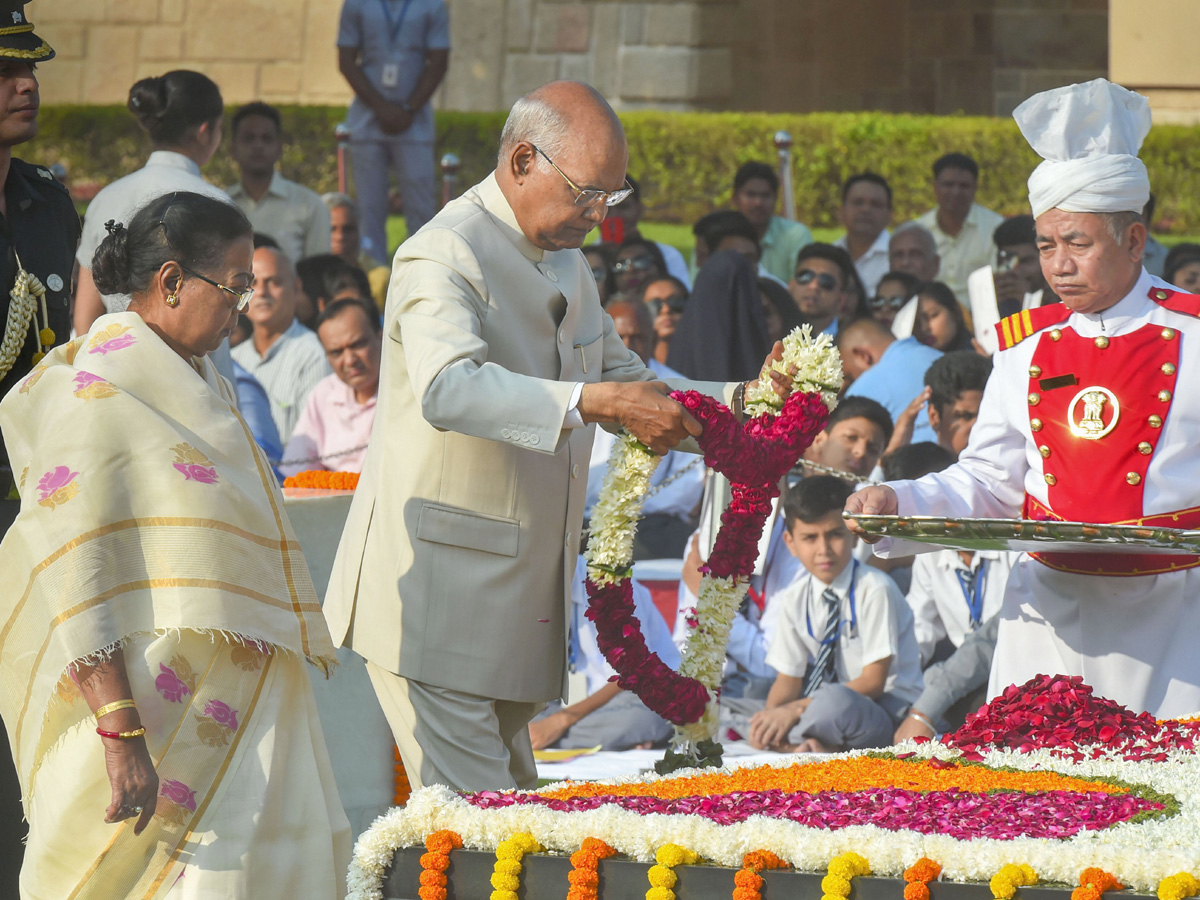 Leaders pays tribute mahatma gandhi Photo Gallery - Sakshi17