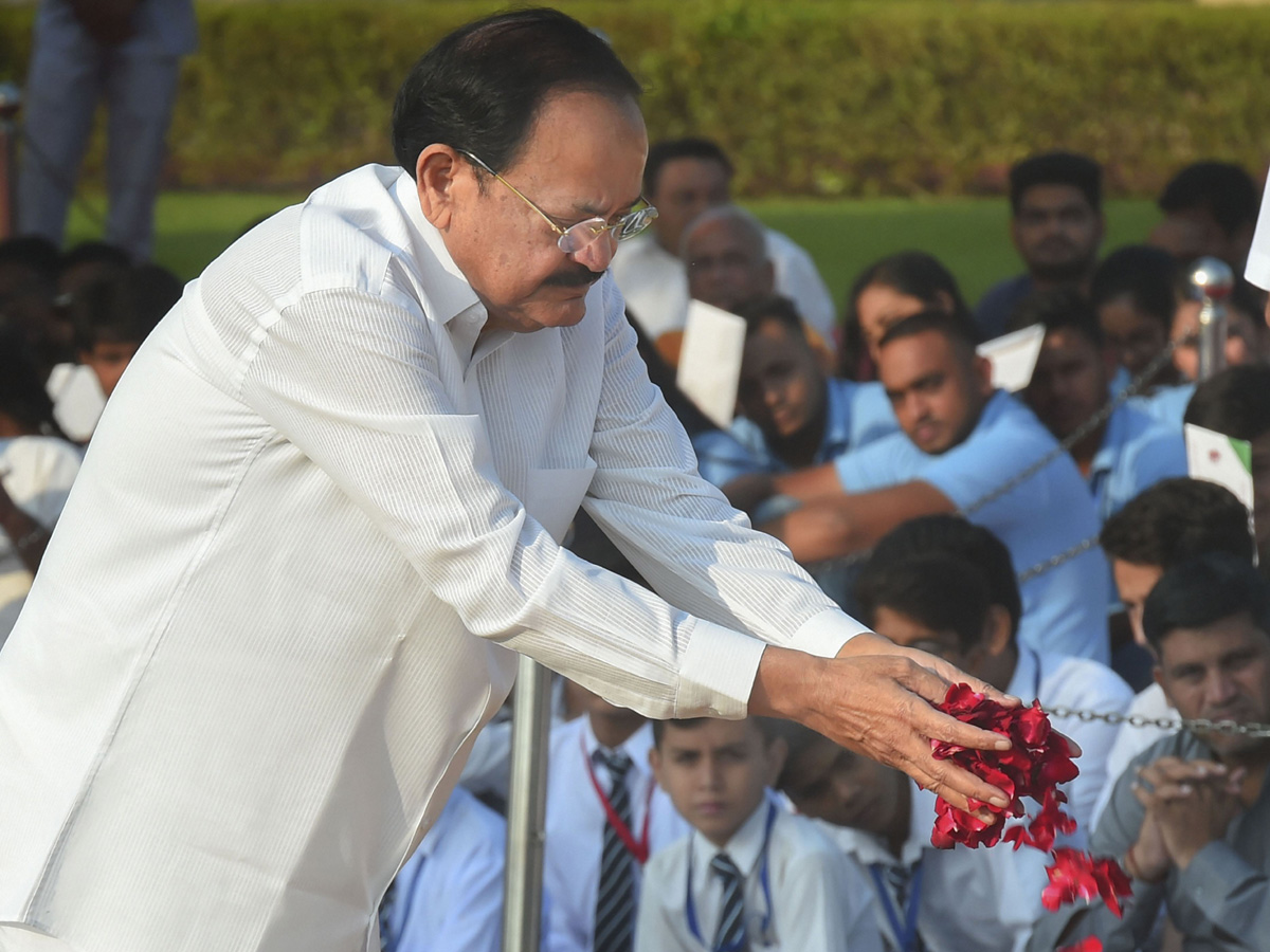 Leaders pays tribute mahatma gandhi Photo Gallery - Sakshi18