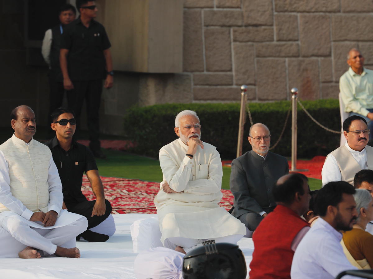 Leaders pays tribute mahatma gandhi Photo Gallery - Sakshi3