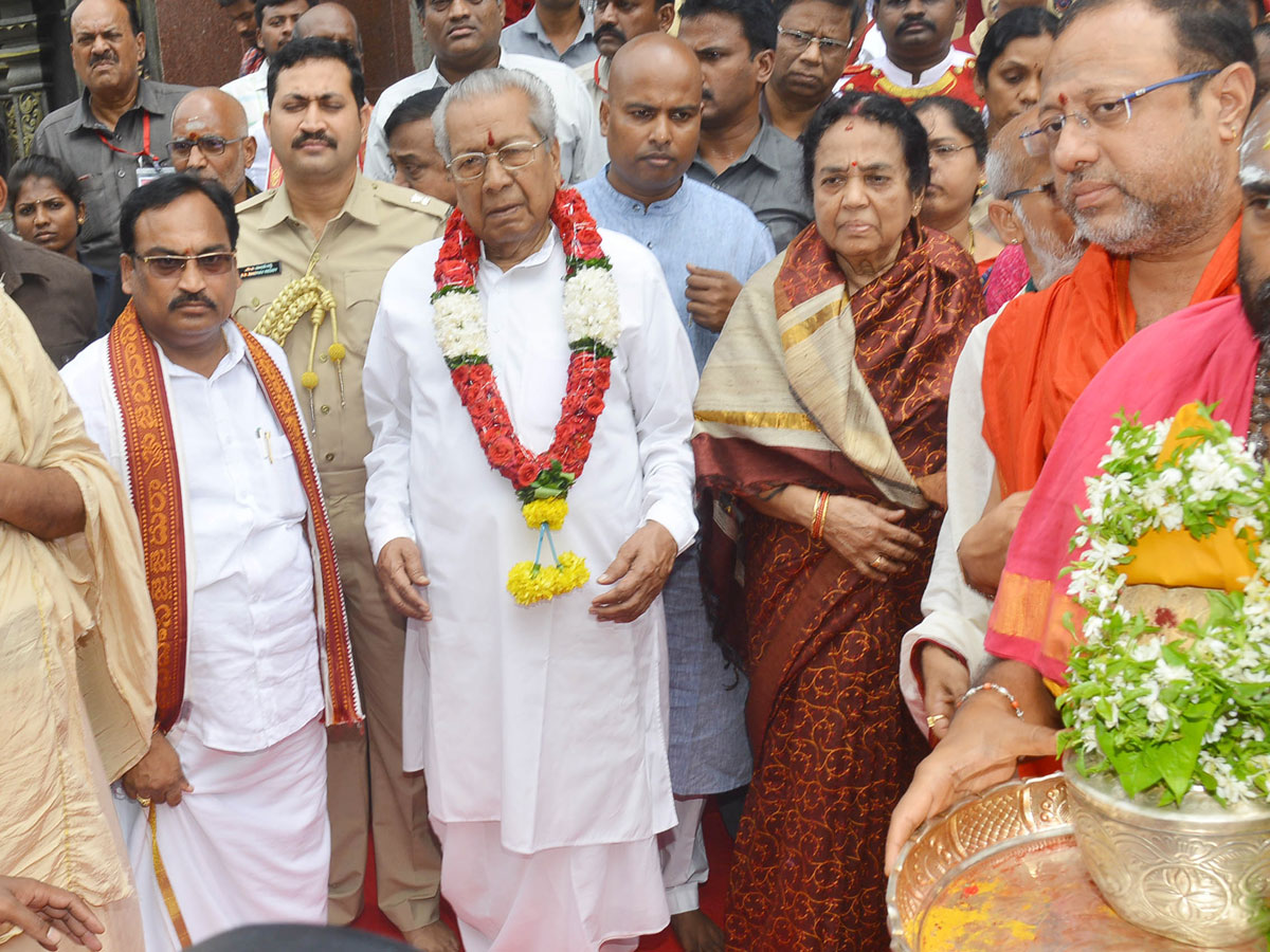 Sharan Navaratri Celebrations in Vijayawada Photo Gallery - Sakshi16