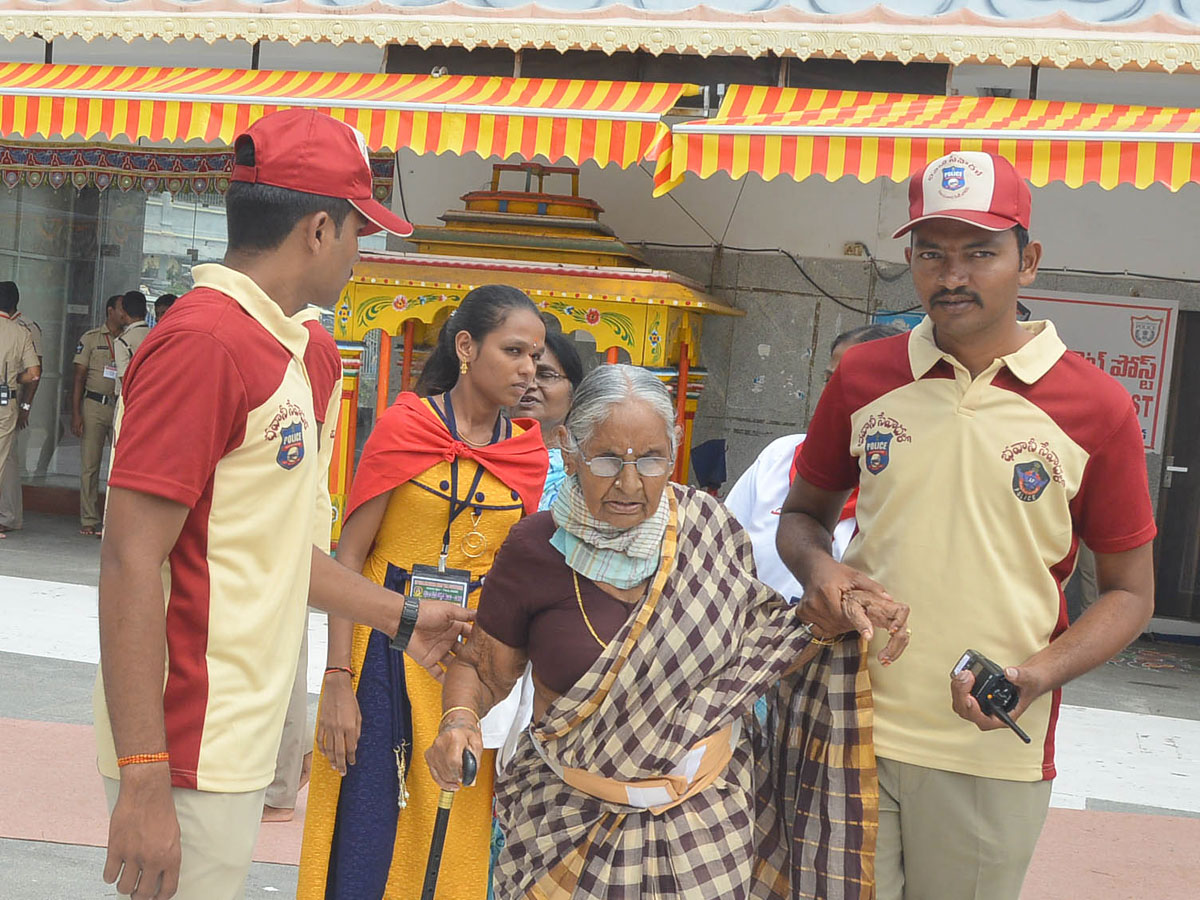 Sharan Navaratri Celebrations in Vijayawada Photo Gallery - Sakshi18