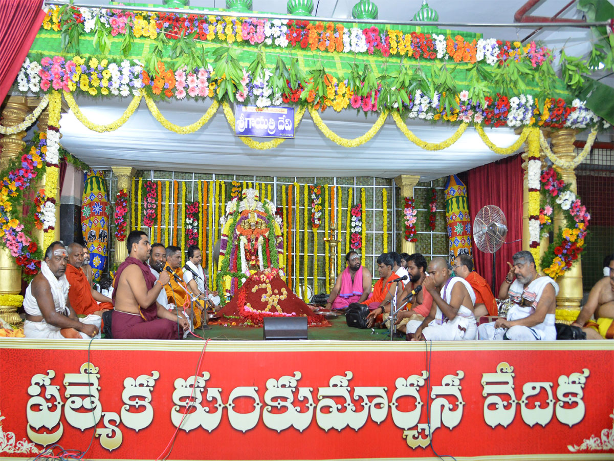 Sharan Navaratri Celebrations in Vijayawada Photo Gallery - Sakshi27