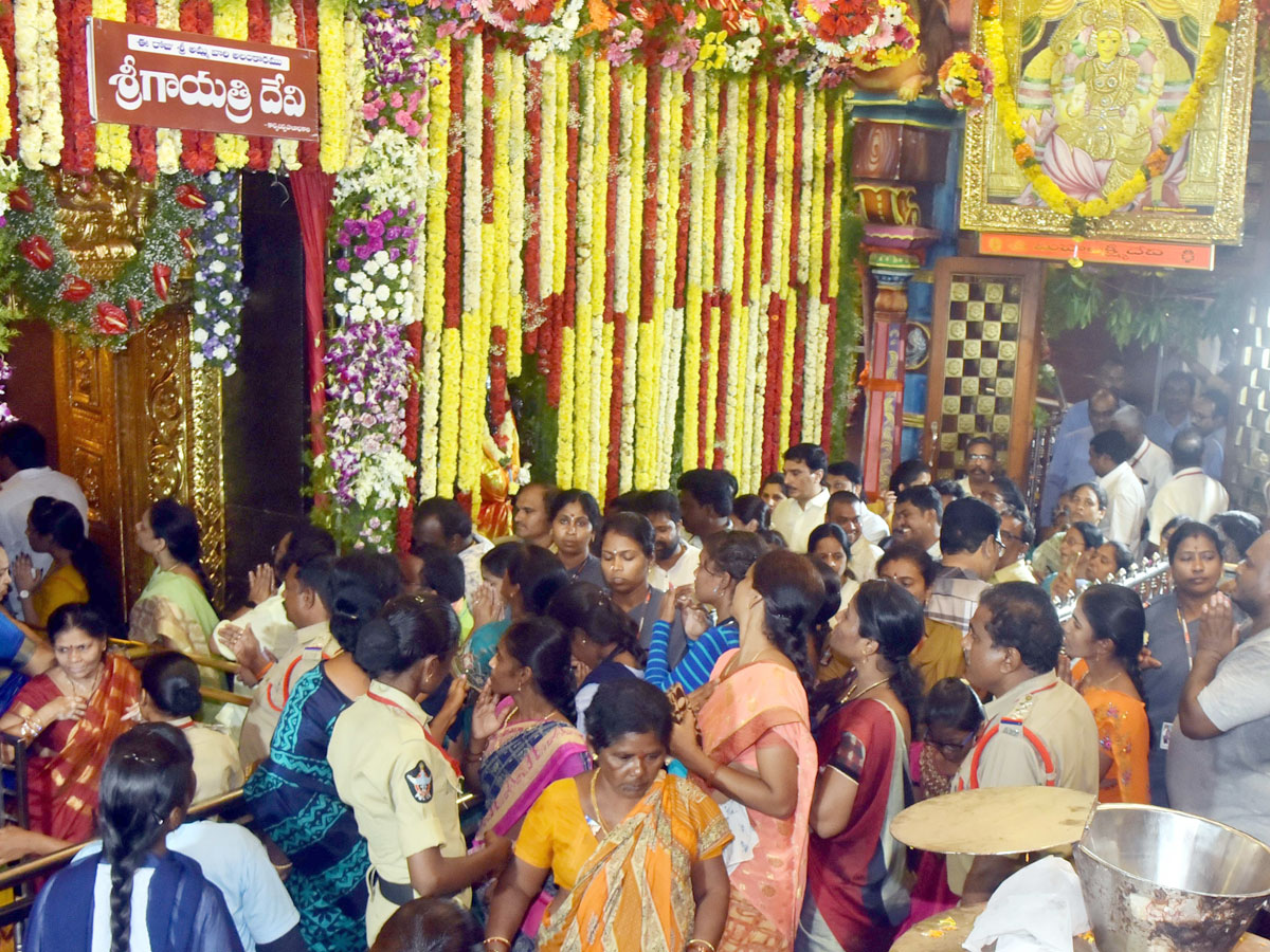 Sharan Navaratri Celebrations in Vijayawada Photo Gallery - Sakshi4