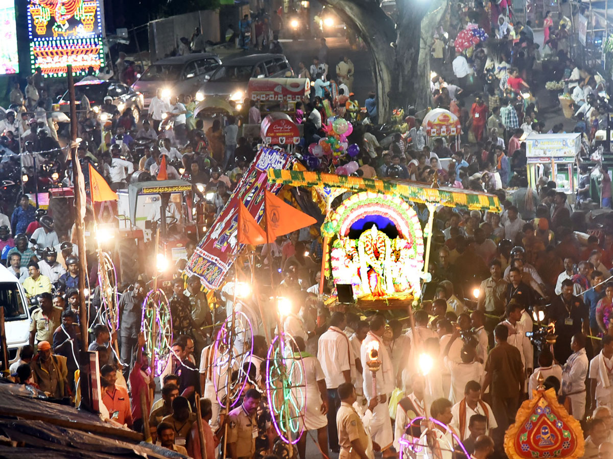 Sharan Navaratri Celebrations in Vijayawada Photo Gallery - Sakshi7