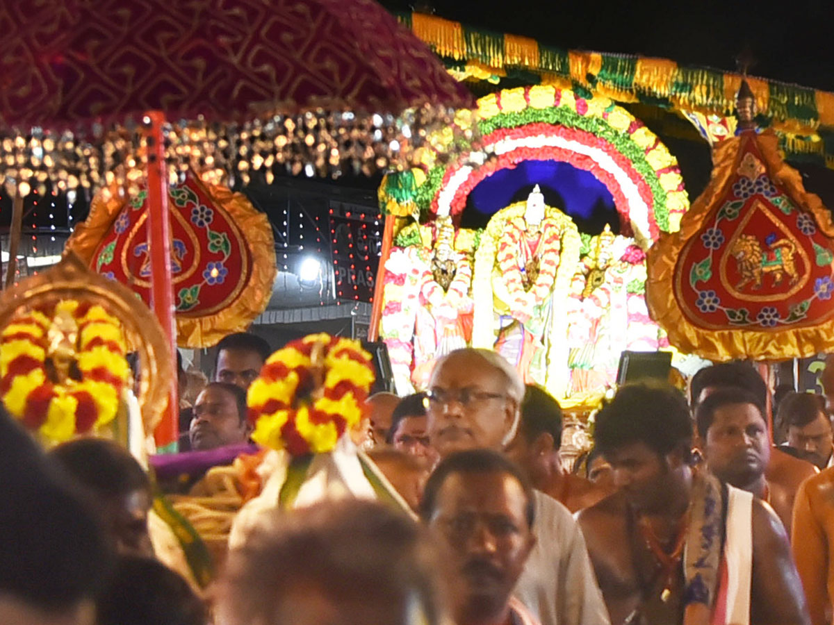 Sharan Navaratri Celebrations in Vijayawada Photo Gallery - Sakshi8