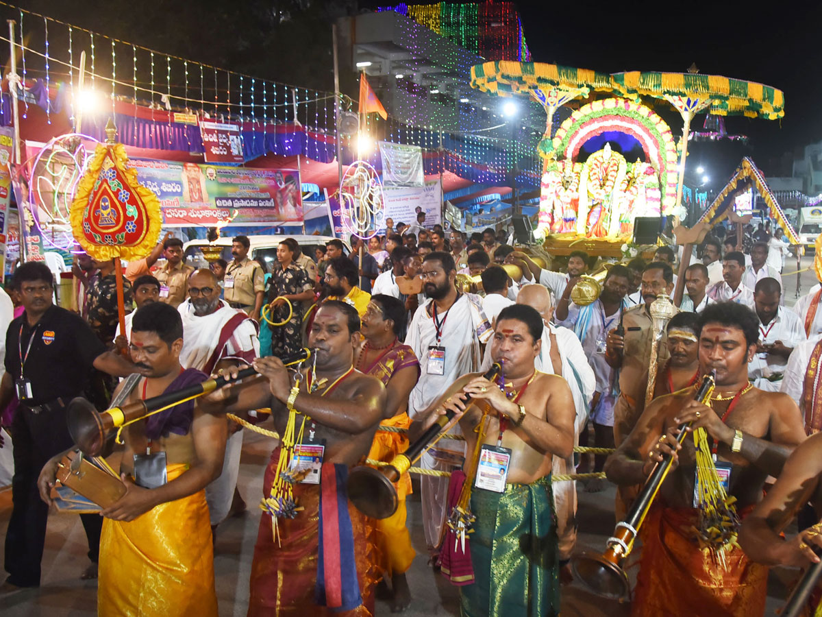 Sharan Navaratri Celebrations in Vijayawada Photo Gallery - Sakshi9