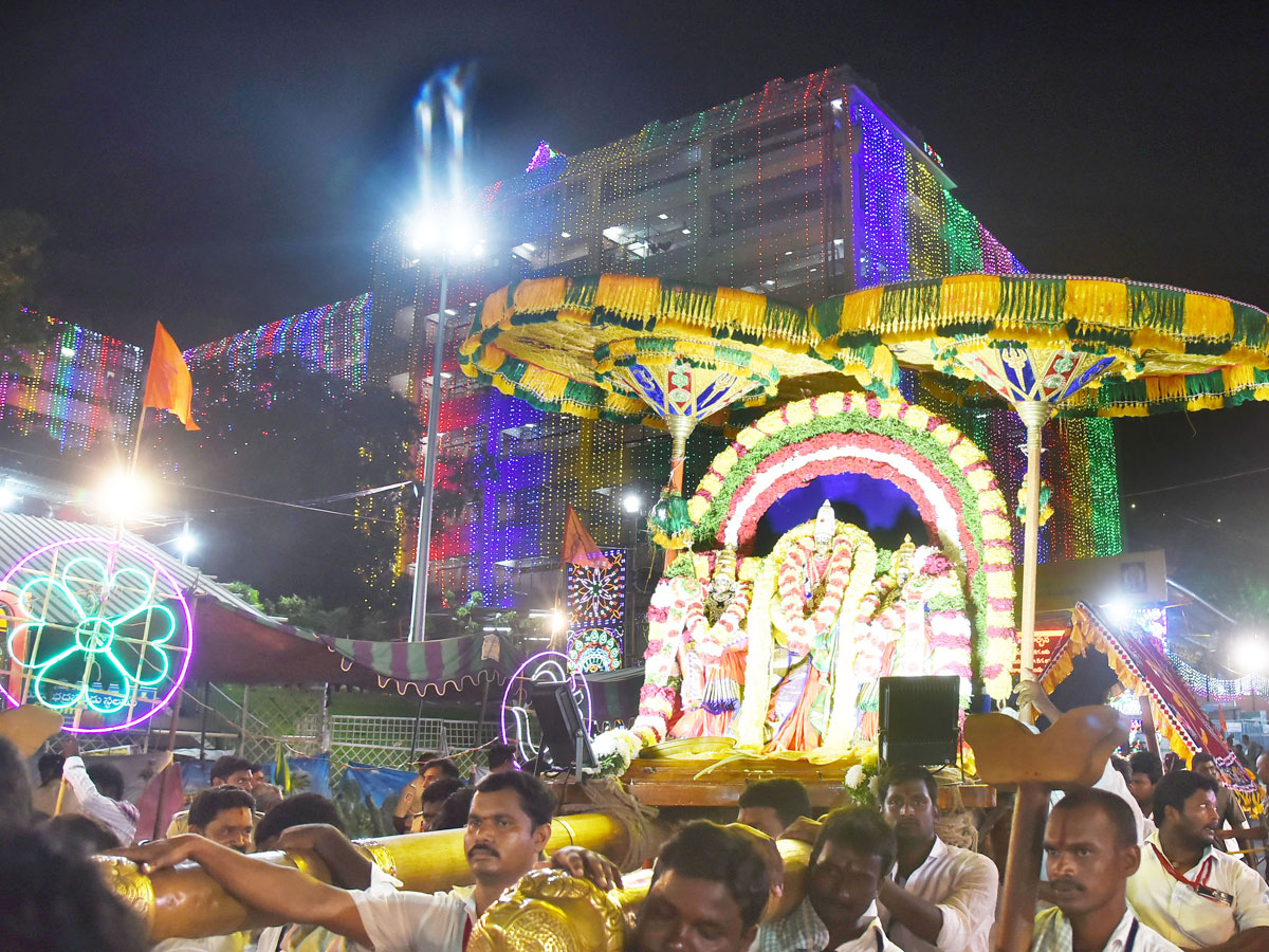 Sharan Navaratri Celebrations in Vijayawada Photo Gallery - Sakshi10