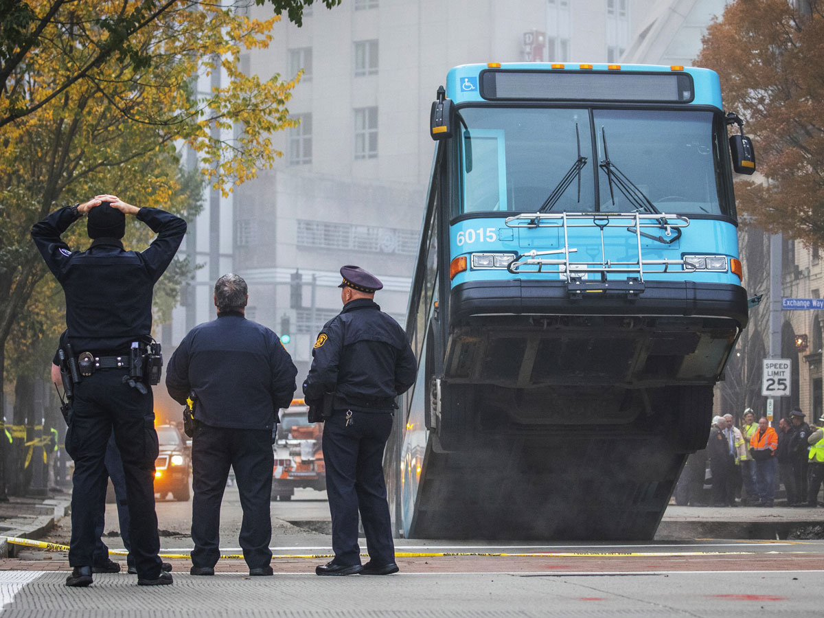 Cranes Remove Bus Partially Swallowed by Pittsburgh Sinkhole - Sakshi1