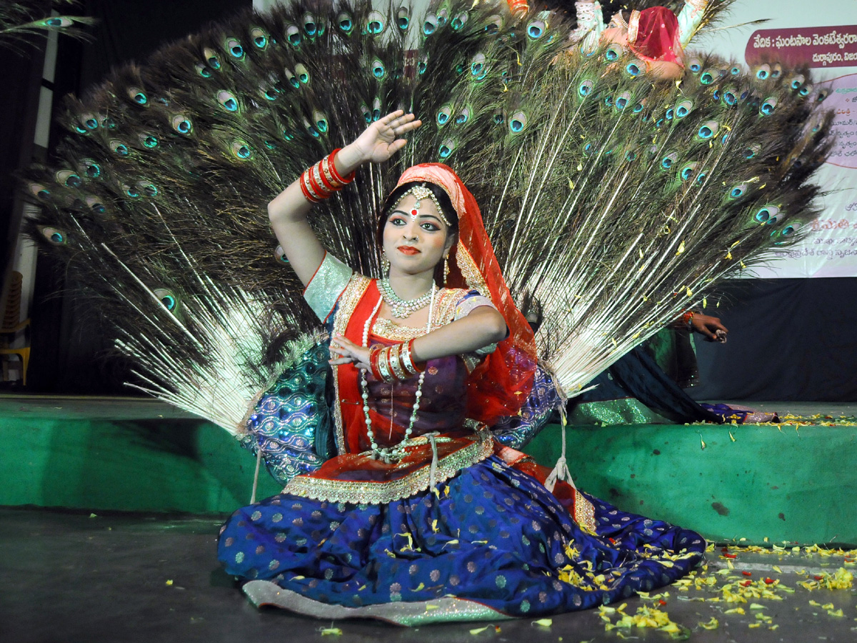 Dasara Sharan Navaratri Celebrations In Durga Temple Photo Gallery - Sakshi2