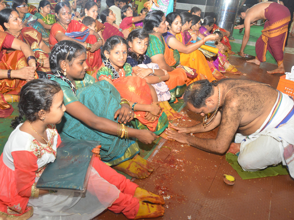 Dasara Sharan Navaratri Celebrations In Durga Temple Photo Gallery - Sakshi13