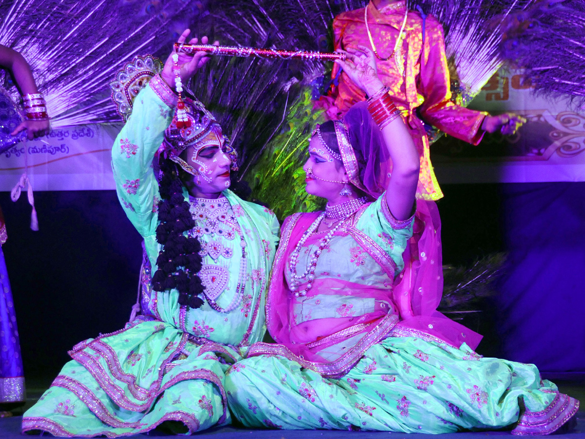 Dasara Sharan Navaratri Celebrations In Durga Temple Photo Gallery - Sakshi3