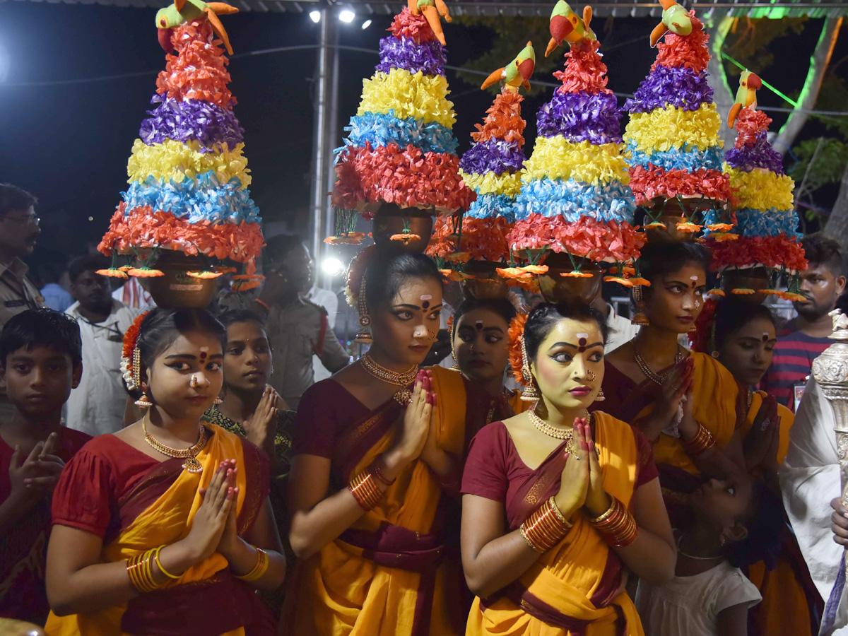 Dasara Sharan Navaratri Celebrations In Durga Temple Photo Gallery - Sakshi4