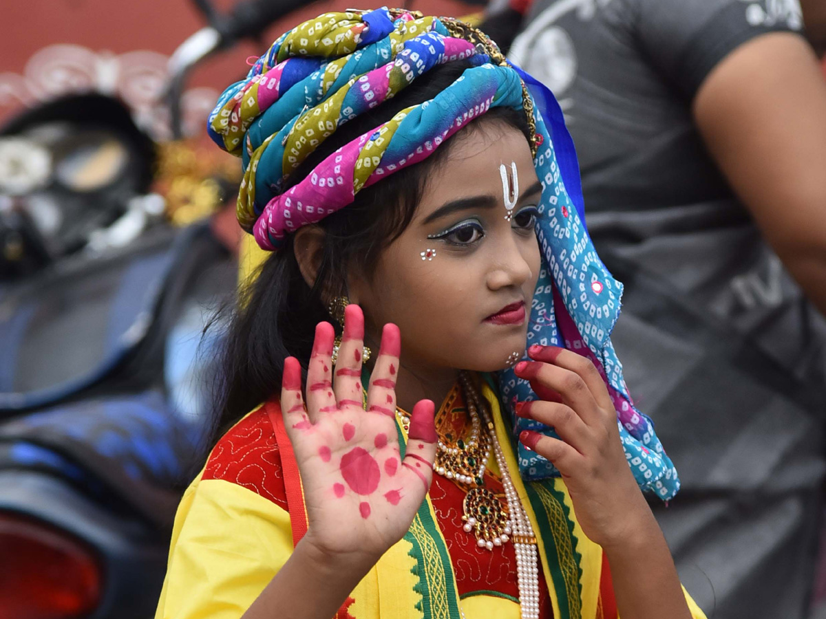 Dasara Sharan Navaratri Celebrations In Durga Temple Photo Gallery - Sakshi7
