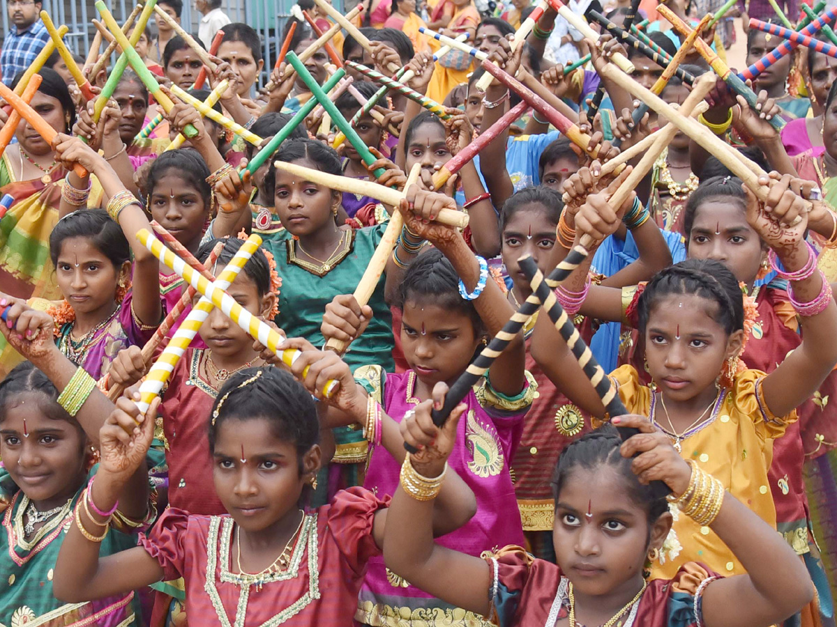 Dasara Sharan Navaratri Celebrations In Durga Temple Photo Gallery - Sakshi8