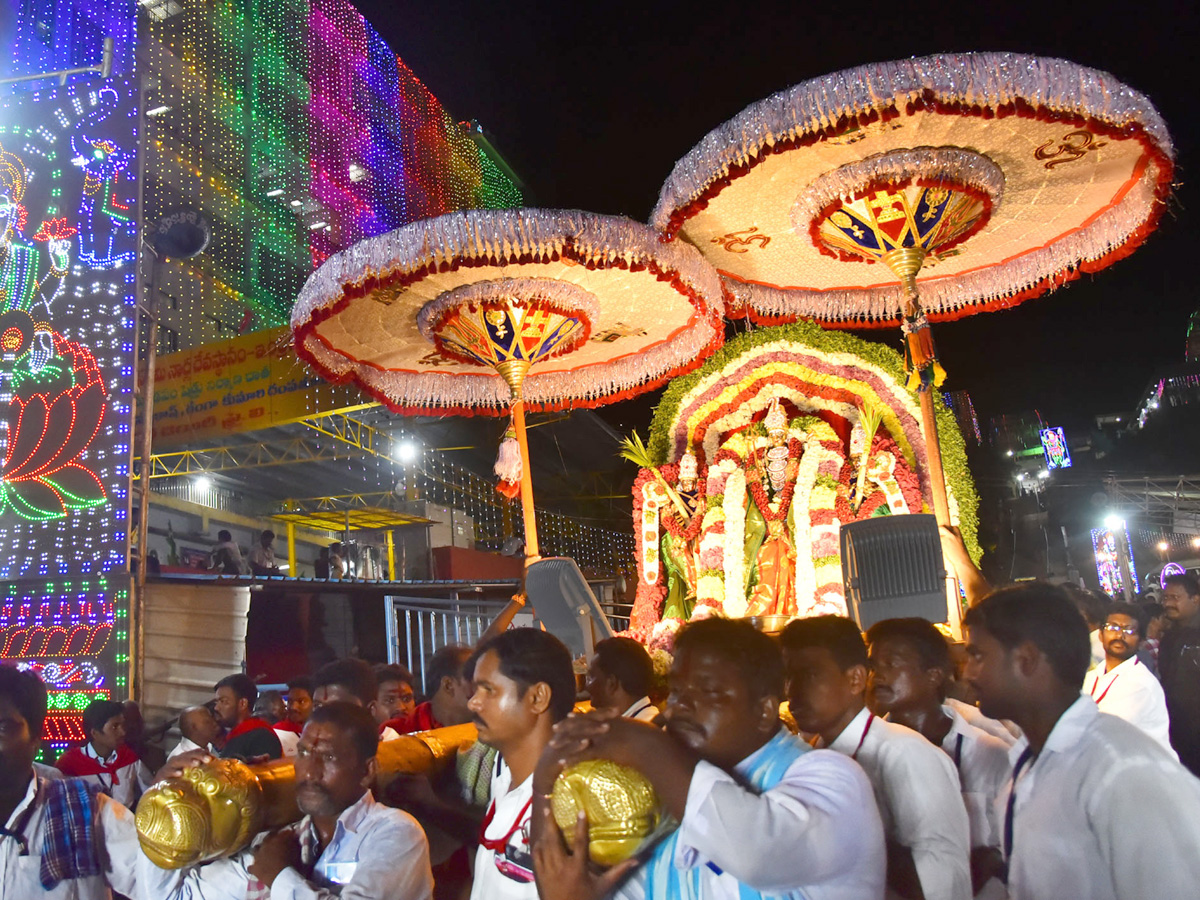 Dasara Sharan Navaratri Celebrations In Durga Temple Photo Gallery - Sakshi1