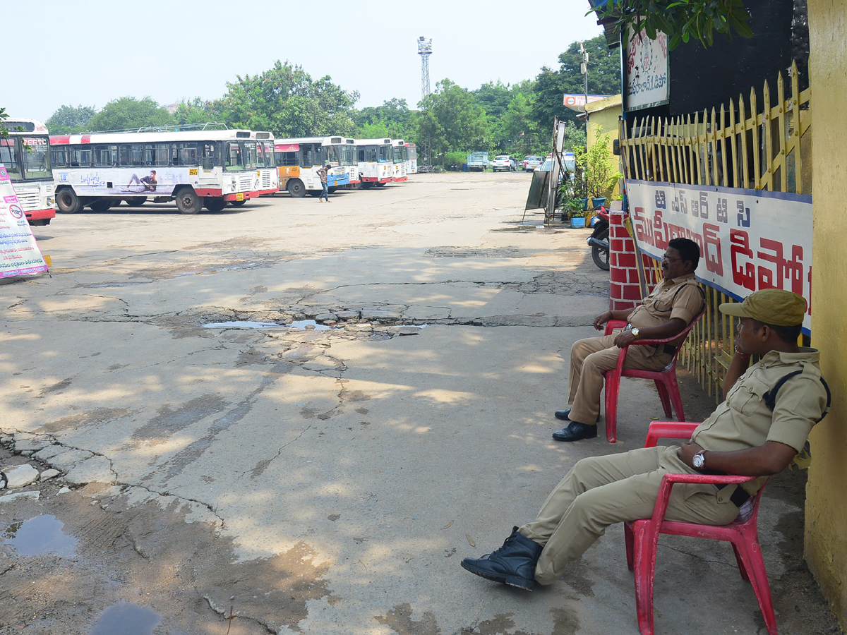 TSRTC strike enters third day Photo Gallery - Sakshi5