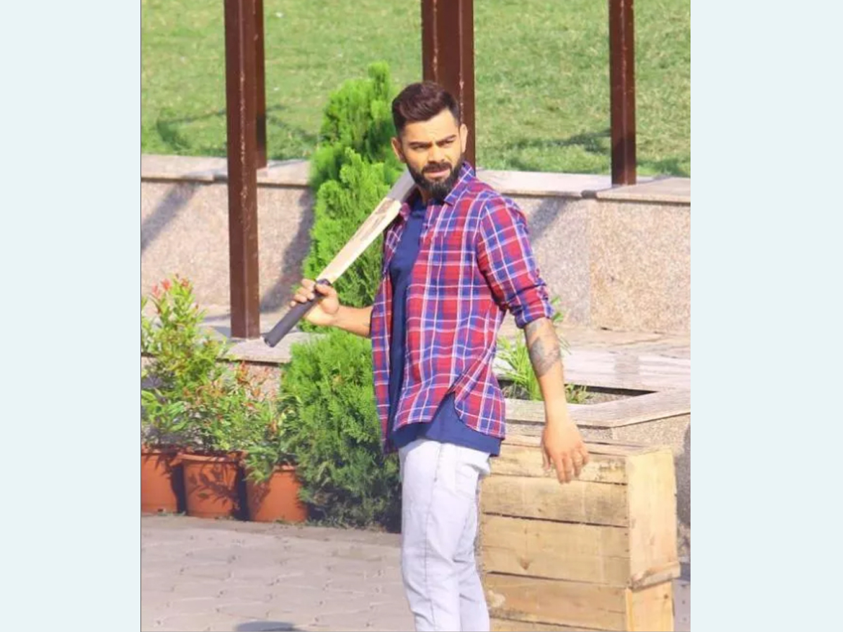 Virat Kohli Spotted Playing Gully Cricket with Children in Indore Photo Gallery - Sakshi2