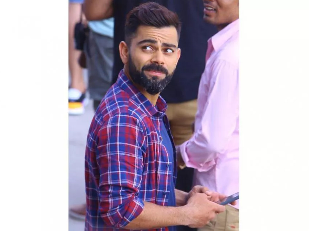 Virat Kohli Spotted Playing Gully Cricket with Children in Indore Photo Gallery - Sakshi4