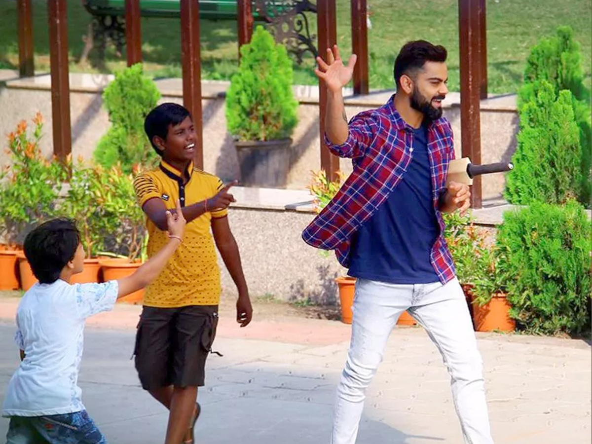 Virat Kohli Spotted Playing Gully Cricket with Children in Indore Photo Gallery - Sakshi1