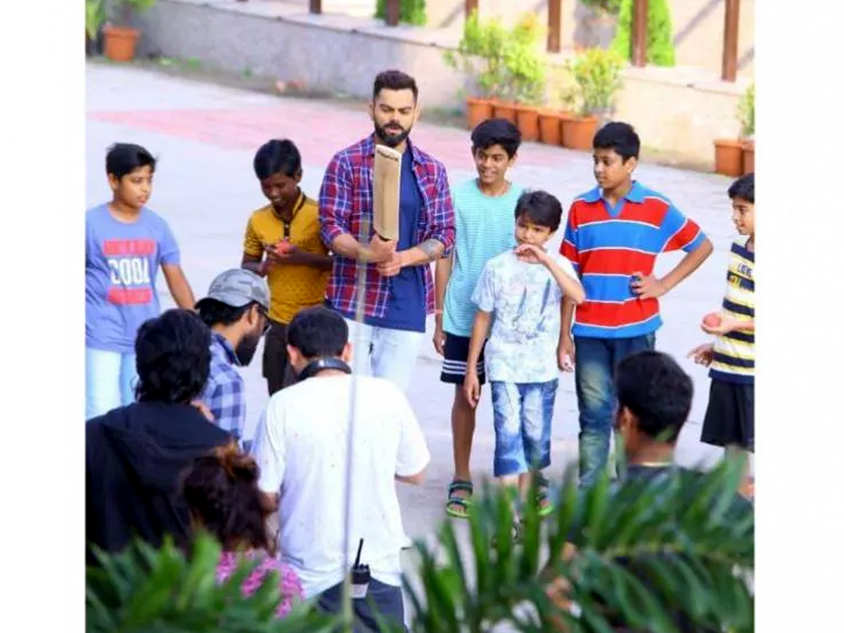 Virat Kohli Spotted Playing Gully Cricket with Children in Indore Photo Gallery - Sakshi6