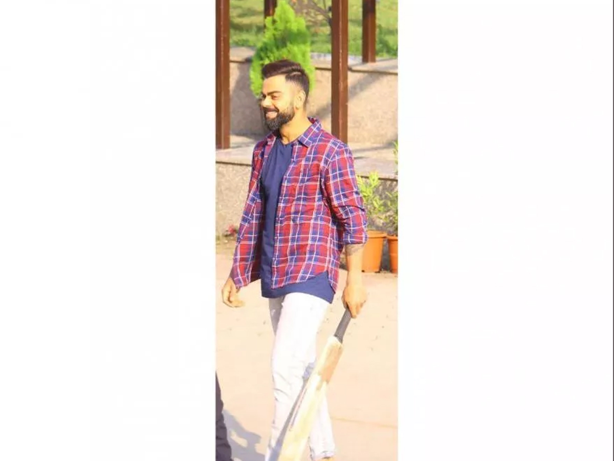 Virat Kohli Spotted Playing Gully Cricket with Children in Indore Photo Gallery - Sakshi8