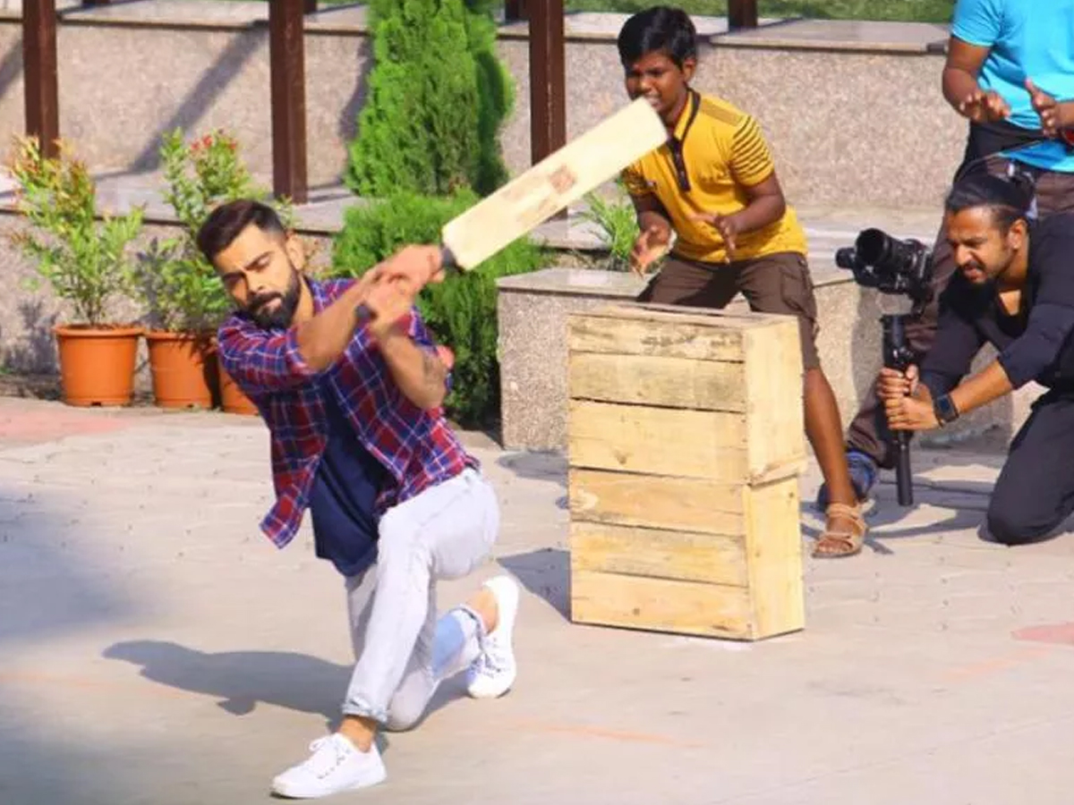 Virat Kohli Spotted Playing Gully Cricket with Children in Indore Photo Gallery - Sakshi9
