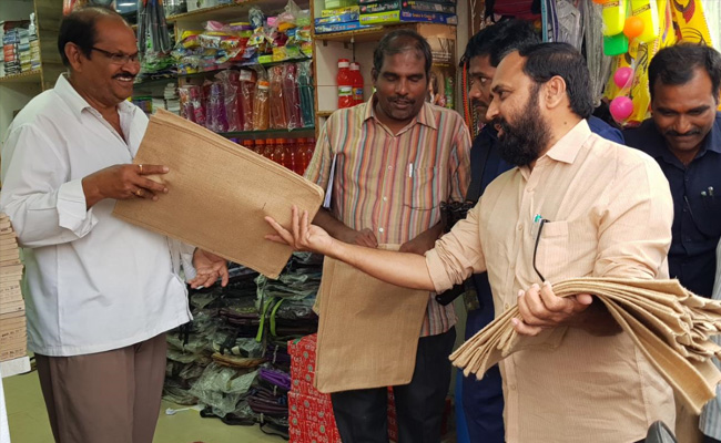 జ్యూట్ బ్యాగ్లు పంపిణీ చేస్తున్న ఎమ్మెల్యే ఆర్కే1