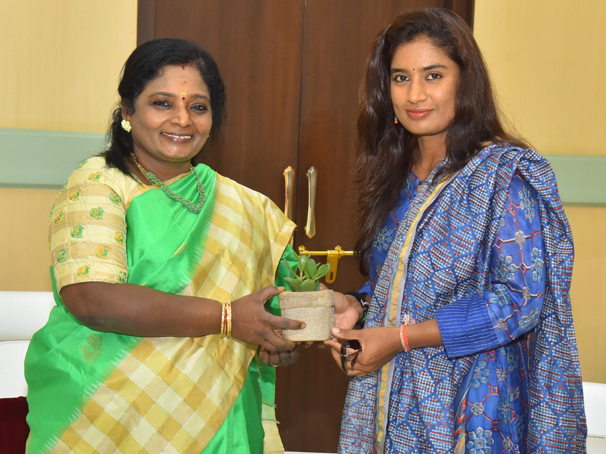 Women Cricketer Mithali Raj Meet Governor Tamilisai Soundararajan  - Sakshi1