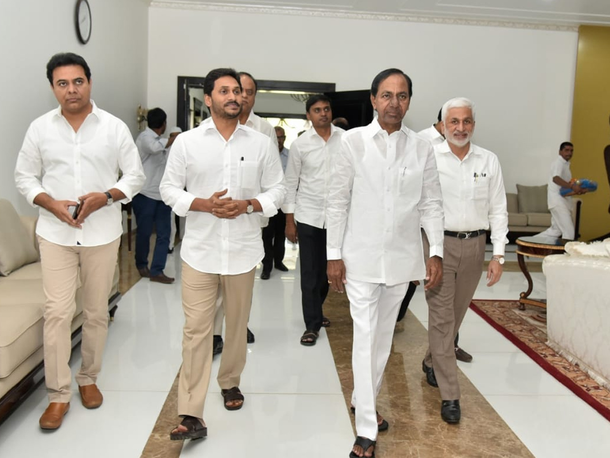 AP CM YS Jagan meets CM KCR at Pragati Bhavan Photo Gallery - Sakshi2