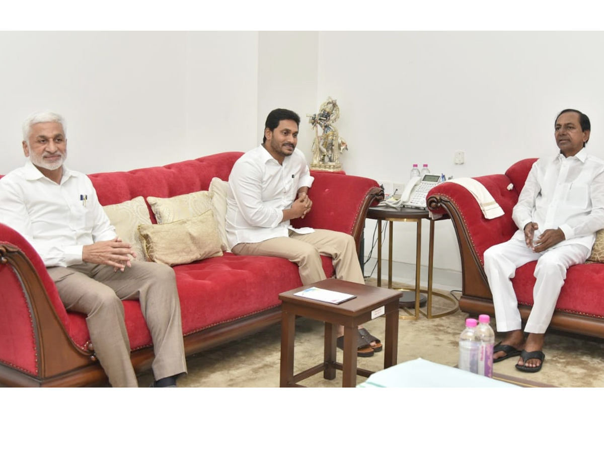 AP CM YS Jagan meets CM KCR at Pragati Bhavan Photo Gallery - Sakshi3