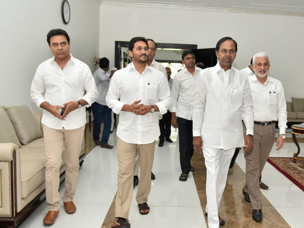 AP CM YS Jagan meets CM KCR at Pragati Bhavan Photo Gallery - Sakshi4