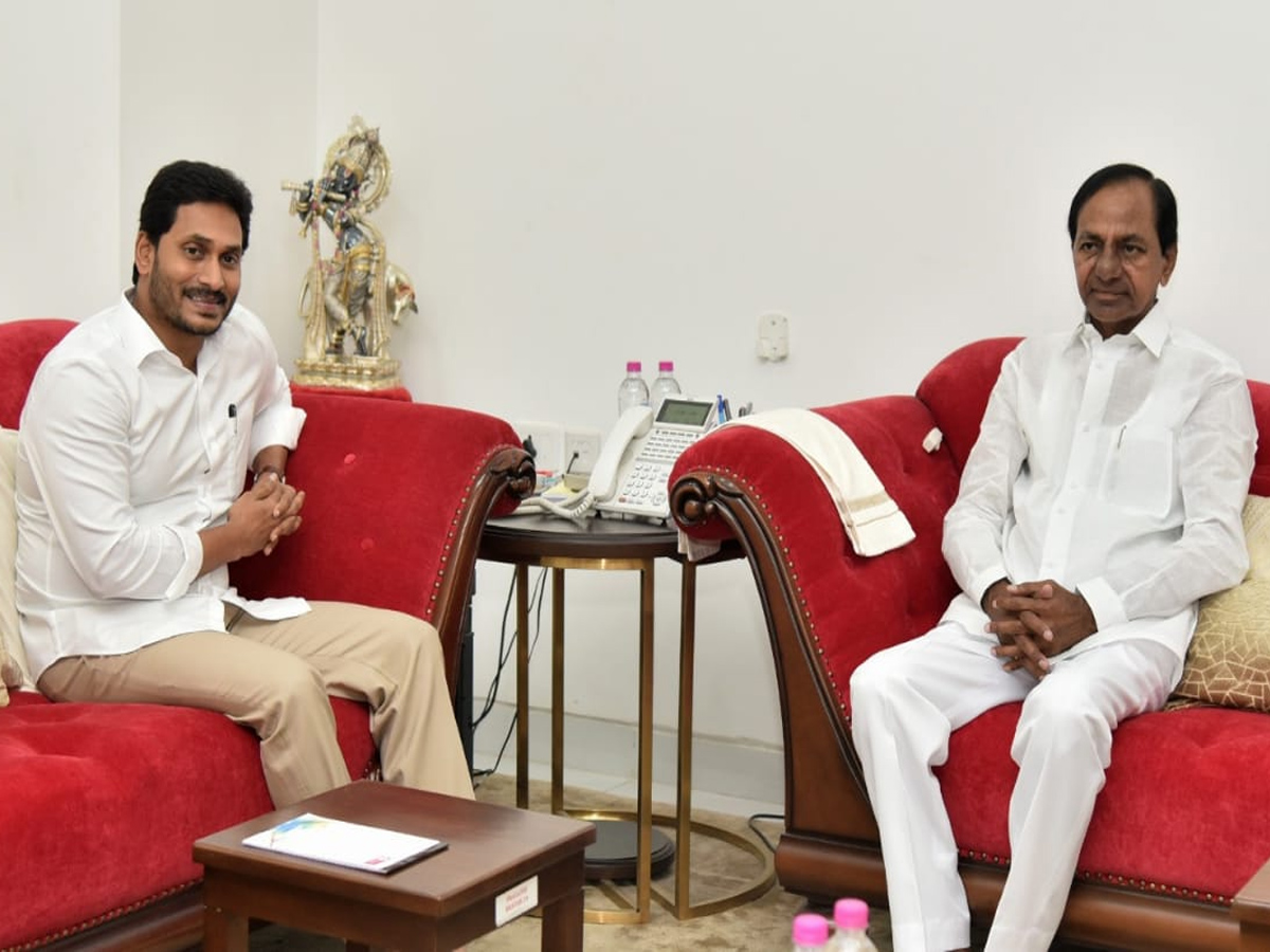 AP CM YS Jagan meets CM KCR at Pragati Bhavan Photo Gallery - Sakshi5