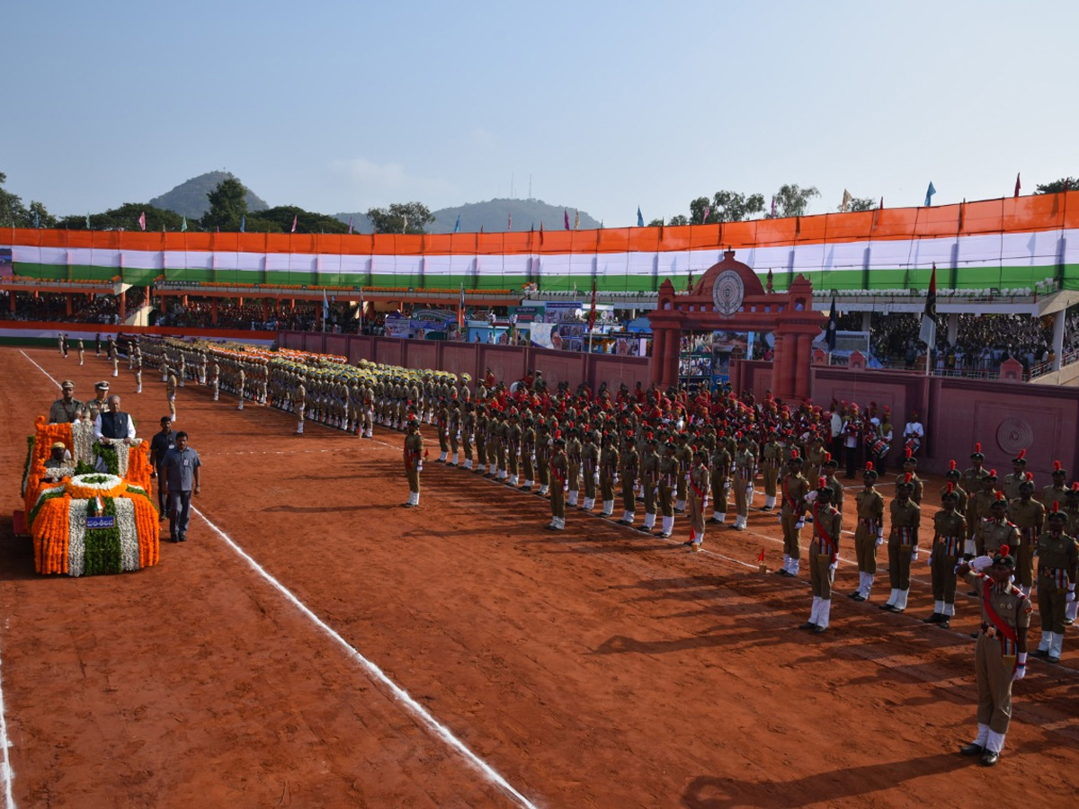 AP Governor Biswabhusan Harichandan Republic Day Celebrations In Vijayawada - Sakshi2