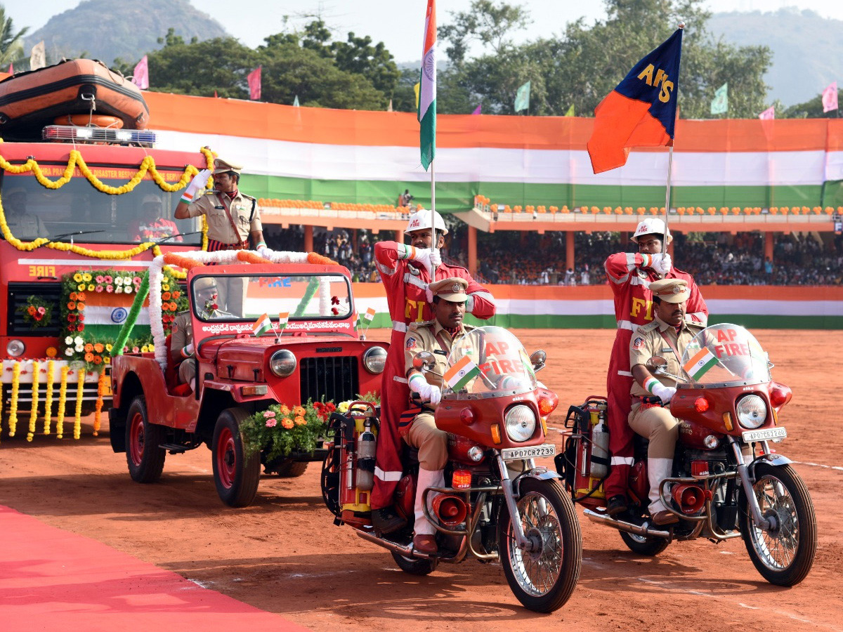 AP Governor Biswabhusan Harichandan Republic Day Celebrations In Vijayawada - Sakshi17