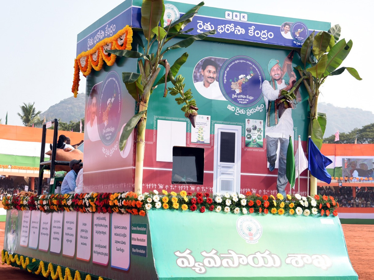 AP Governor Biswabhusan Harichandan Republic Day Celebrations In Vijayawada - Sakshi19
