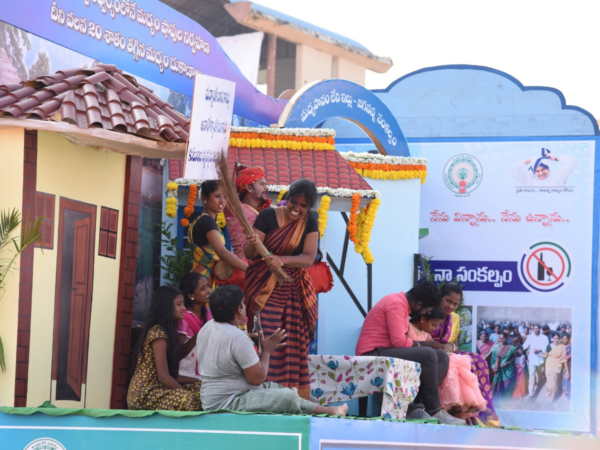 AP Governor Biswabhusan Harichandan Republic Day Celebrations In Vijayawada - Sakshi30