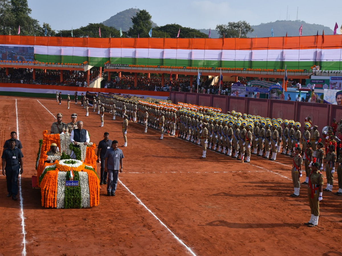 AP Governor Biswabhusan Harichandan Republic Day Celebrations In Vijayawada - Sakshi4