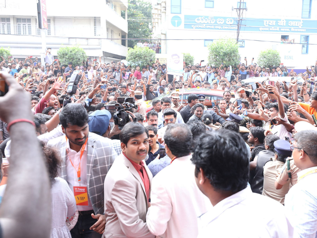 Ram Charan Launches Happi Mobiles At Vijayawada Photo Gallery - Sakshi14