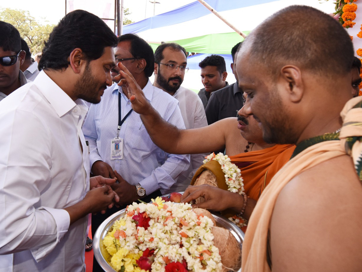 CM Jagan Launches 3rd Phase Of YSR Kanti Velugu At Kurnool - Sakshi32