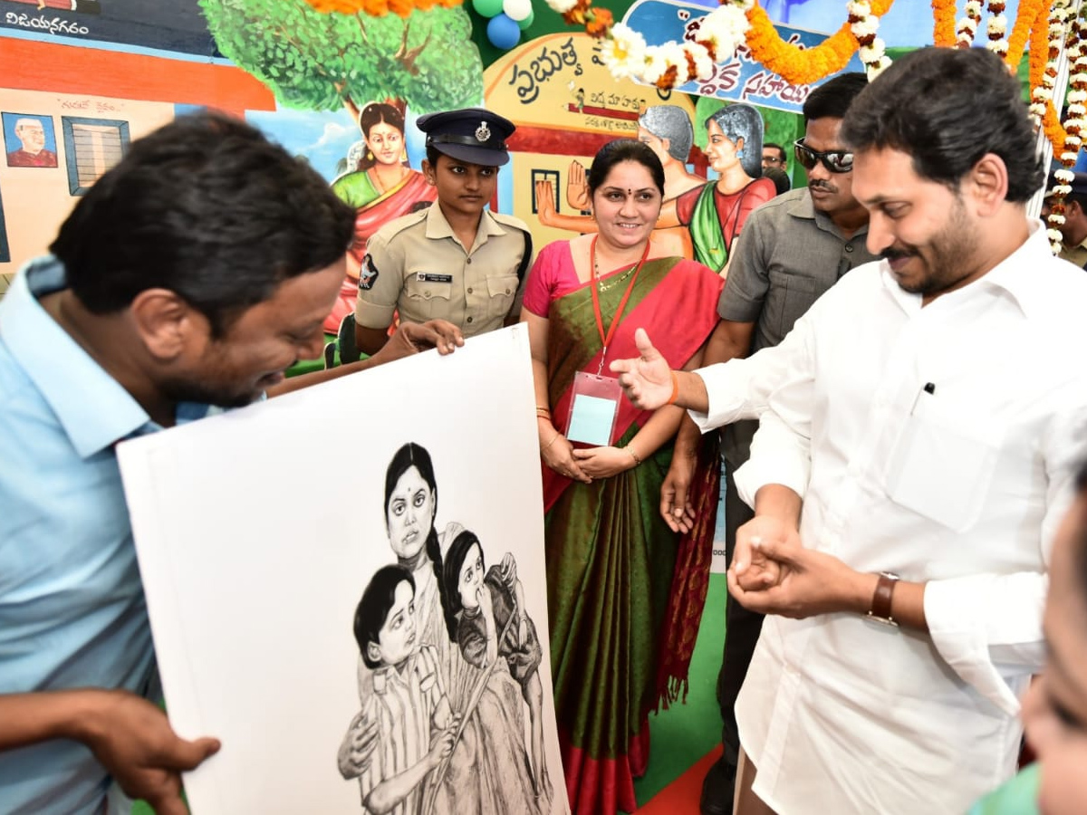 Andhra CM launches Vasathi Deevena scheme Photo Gallery - Sakshi18