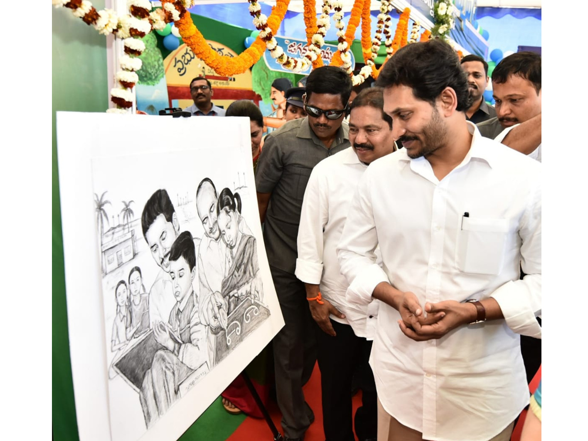 Andhra CM launches Vasathi Deevena scheme Photo Gallery - Sakshi24