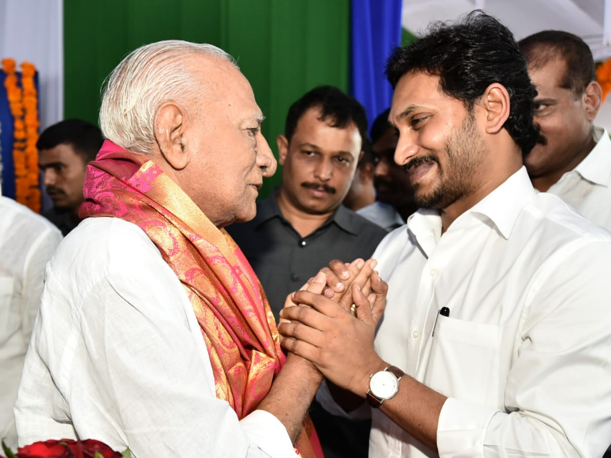 Andhra CM launches Vasathi Deevena scheme Photo Gallery - Sakshi30