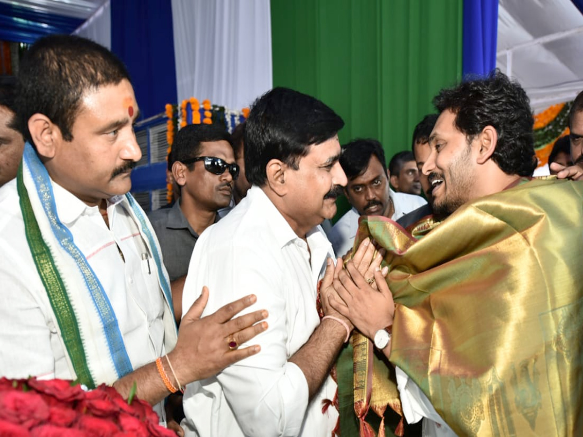Andhra CM launches Vasathi Deevena scheme Photo Gallery - Sakshi31